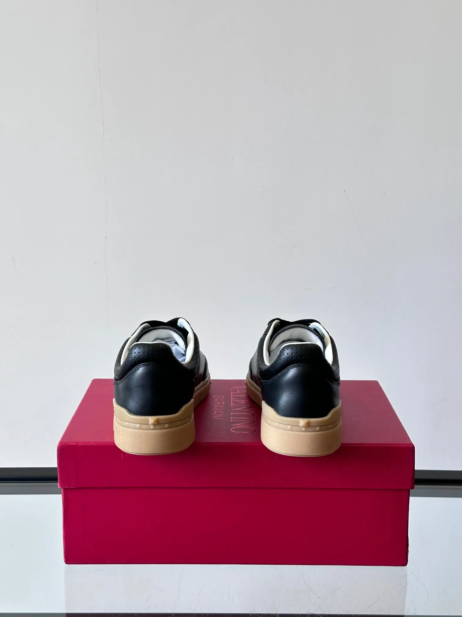 Factory price: 438💰Original quality, top version on the market VALENTINO (Valentino) latest fashion week catwalk [couples 👫 model], unique design, fashionable family specializes in slim feet🔥A fashion product of Baita [strong] Fabric: The toe is made of high mercerized triangular grain cowhide and A-grade full-grain cowhide, original lasting process Inner lining: cowhide lining + men's shoes 💰U hanging mesh feet, heels and tongues decorated with VaIentin* shallow relief oversized rivets Size: 38-44, customized 45